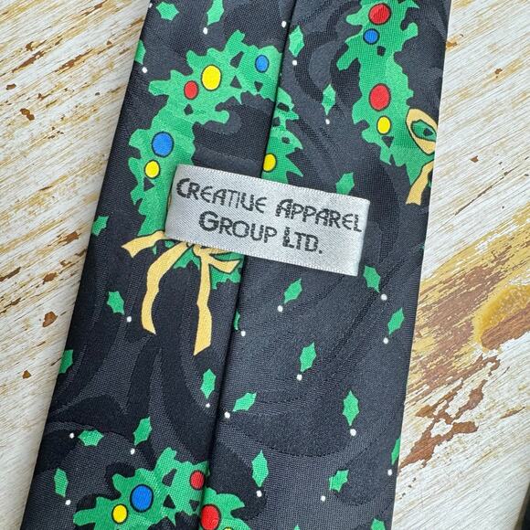 Creative Apparel Group Holiday Christmas Wreath Tie - Picture 3 of 6